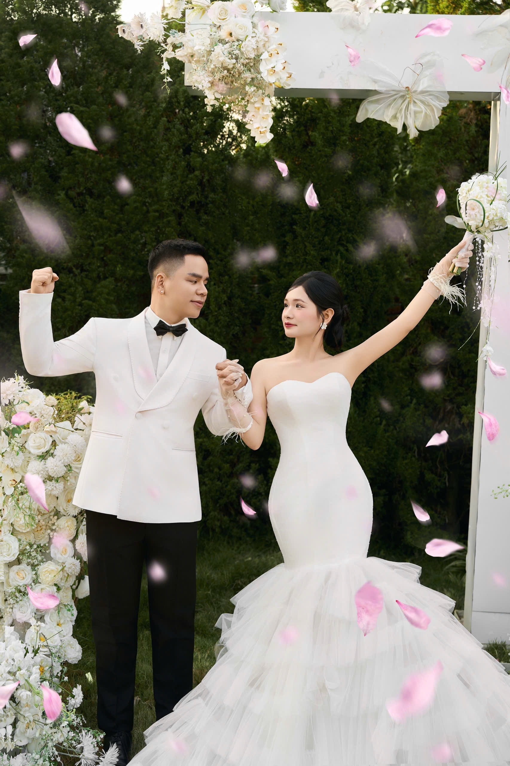 Ảnh cưới ngoài trời của cô dâu và chú rể