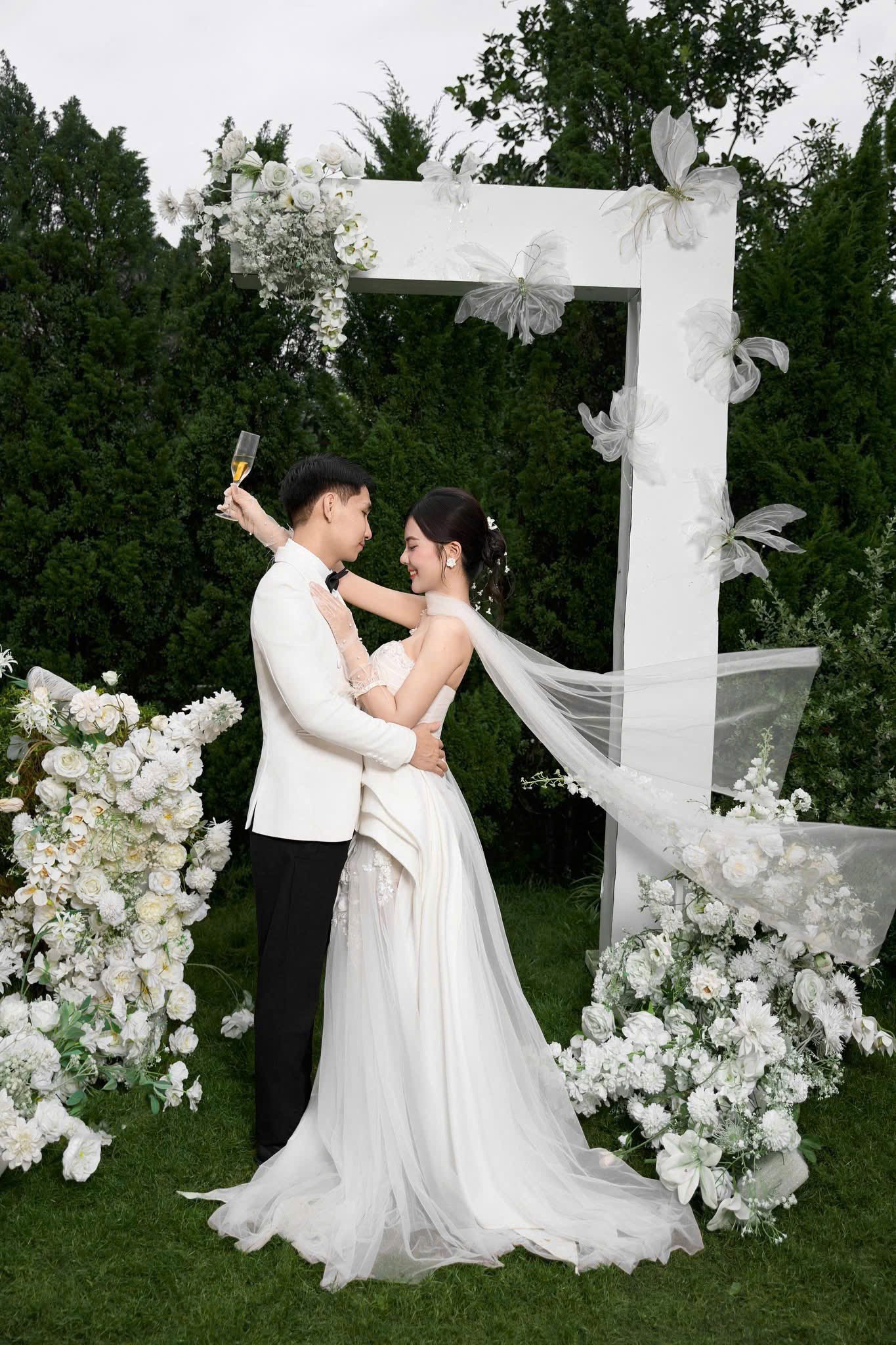 Cặp đôi trong bộ ảnh cưới của studio