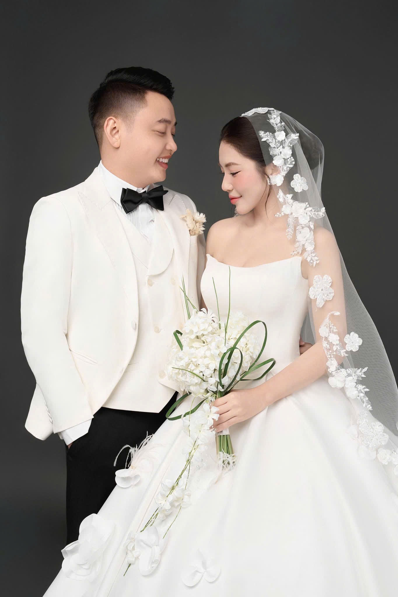 Cặp đôi trên thảm cỏ